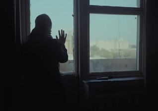 Adolescentes cristãs, especialmente as mais pobres, são as principais vítimas desse tipo de crime. (Foto: Ilustração/YouTube/Portas Abertas)