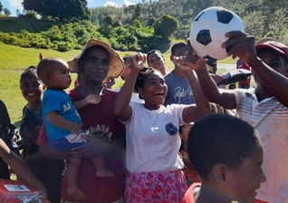 Os moradores se renderam a Jesus após ouvirem o Evangelho. (Foto: Reprodução/Samaritan's Purse)