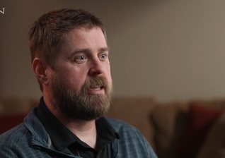 Rob Condley foi liberto do alcoolismo por Deus. (Foto: Reprodução/CBN News).