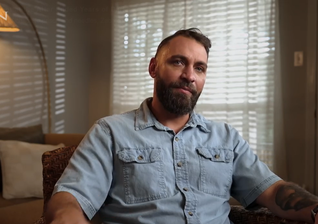 Zach Rocke conta seu testemunho de libertação das drogas. (Captura de tela/CBN News)