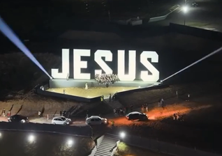 Mirante com letreiro “Jesus”, no estacionamento da Igreja Lírio, em Itaquera, Zona Leste de São Paulo. (Captura de tela/Instagram/Igreja Lírio)