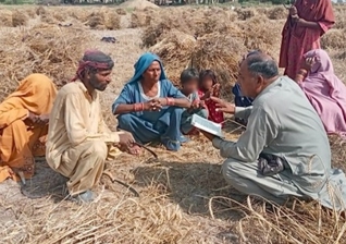 Cristãos estudando a Bíblia escondido em um campo. (Foto: Instagram/One Passion Mission).
