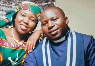 O reverendo Ayuba Choji e sua esposa. (Foto: Facebook/Ayuba Vwang Choji).
