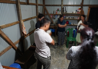 Grupo de cristãos reunido em um espaço simples para oração e comunhão em uma comunidade tribal na Índia (Foto: Portas Abertas)