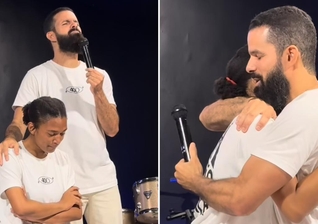Mariana e o pastor no culto. (Foto: Reprodução/Instagram/Igreja Casa da Benção)