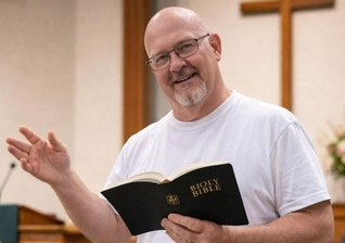O pastor Terry Larsen. (Foto: Reprodução/Facebook/Terry Larsen)
