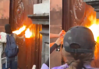 Vândalos tentam atear fogo à porta de igreja em Querétaro. (Captura de tela/Instagram/eltoro.tv)