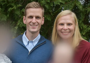 Peter e Rebekah Stafford, que têm quatro filhos pequenos, se mudaram para a África em 2019. (Foto: Serge)