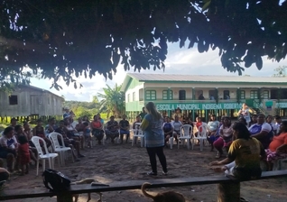 Missionárias da caravana On Fire ministram para mulheres indígenas e ribeirinhas durante encontro realizado na tribo Ticuna, no Amazonas. (Foto: Arquivo pessoal)