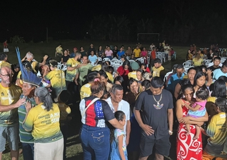 Durante a celebração final da Missão On Fire, o cacique da tribo Ticuna [à esquerda] foi à frente e aceitou Jesus. (Foto: Arquivo pessoal)