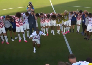 A Seleção dos EUA orou em campo. (Foto: Reprodução/X/Sean Feucht).
