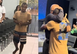 Daniel, de pés descalços, se rendeu a Jesus no altar. (Foto: Reprodução/Instagram/clovisbernardo_oficial).