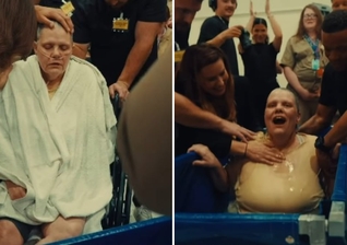 O batismo da mulher na prisão. (Foto: Reprodução/Instagram/God Behind Bars)