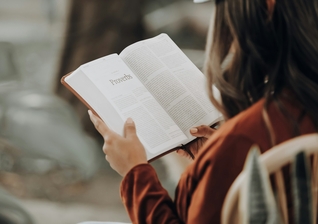 Leitores frequentes da Bíblia apresentaram mais esperança e menos estresse. (Foto: Joel Muniz / Unsplash)