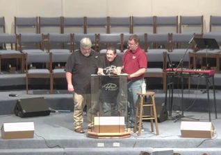 Pastor Matt Olson é amparado durante a maratona de pregação da Bíblia. (Captura de tela/Primeira Igreja Batista de Sharon)