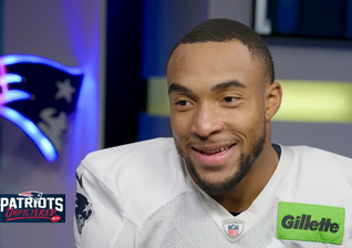 TreVeyon Henderson durante entrevista concedida ao New England Patriots. (Captura de tela/YouTube/New England Patriots)