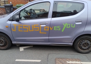 Carro de Simeon Chandra com adesivos “Jesus te ama”. (Foto: Christian Concern)