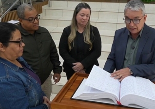 A Bíblia foi transcrita à mão por 25 participantes. (Foto: Reprodução/Meio Dia Paraná).