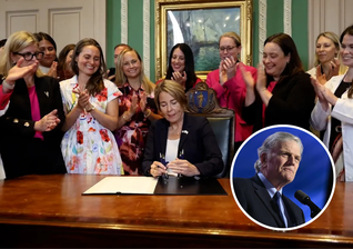 Governadora de Massachusetts, Maura Healey, durante a assinatura da lei do aborto; no destaque, o evangelista Franklin Graham. (Foto: @MassGovernor/X/Divulgação)