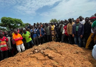 Moradores se reúnem durante o sepultamento de vítimas de ataque no estado de Plateau, na Nigéria. (Foto: ICC)