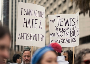 Manifestantes seguram cartazes contra o antissemitismo e em apoio ao povo judeu durante ato público. (Foto representativa: Levi Meir Clancy / Unsplash)