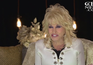 Dolly Parton. (Foto: Reprodução/YouTube/CBN News).