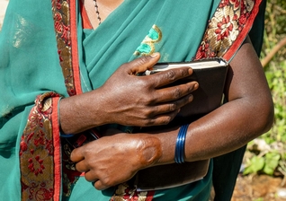 Muitas mulheres têm encontrado Jesus e mudado de vida. (Foto: Reprodução/IMB)