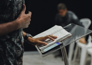 Pesquisa aponta que pastores defendem cautela no uso da IA para interpretar as Escrituras. (Foto: Unsplash / Nicholas Benaya)
