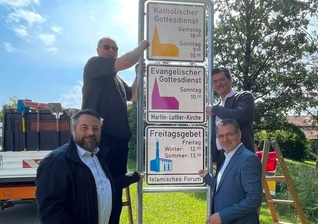 Placas informam horários de orações católicas, protestantes e muçulmanas. (Foto: Mesquita de Penzberg)