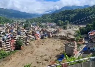 Enchente repentina e violenta avança sobre construções no Nepal, deixando dezenas de mortos. (Captura de tela/YouTube/BBC)