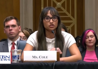 Chloe Cole. (Foto: Reprodução/YouTube/CBN News).