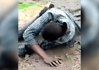 Kibirige Abumusa após ser espancado pelos filhos. (Foto: Reprodução/Morning Star News) 