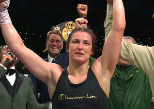 Katie Taylor comemora a vitória em sua última luta profissional, no Croke Park, em Dublin. (Captura de tela/YouTube/DAZN Boxing)