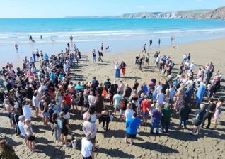 Centenas de pessoas foram batizadas na praia Bigbury-on-Sea. (Foto: Facebook/Calvary Plymouth).