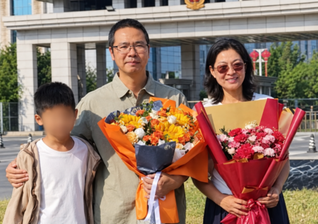 O pastor Lian Xuliang, recentemente libertado, aparece ao lado de sua família em Xi’an, na província de Shaanxi, China. (Foto: ChinaAid)