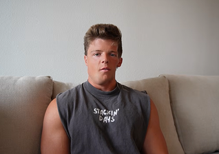 Dylan Mandell testemunhando sobre sua fé. (Foto: Reprodução/YouTube/Dylan Mandell)