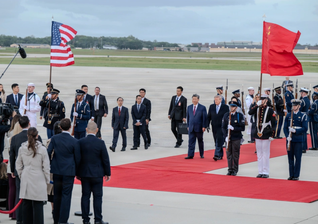 Trump e Xi Jinping durante a cerimônia de boas-vindas ao presidente chinês na Joint Base Andrews, em Maryland, nesta quarta-feira (23). (Foto: Senior Airman Gabriel Jones/U.S. Air Force).