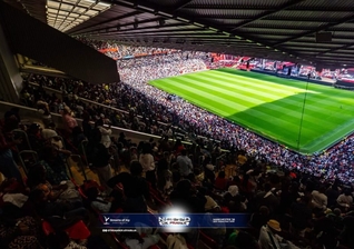 Uma multidão lotou o estádio para buscar a Deus na Inglaterra. (Foto: Instagram/streamsofjoyinternational).
