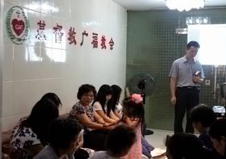 Membros da Guangfu Church durante uma reunião da igreja doméstica em Guangzhou, na China. (Foto: ChinaAid)