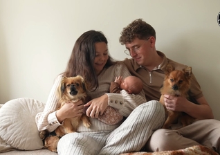 Kaylee e o esposo decidiram continuar a gestação. (Foto: Reprodução/YouTube/Jubilee).
