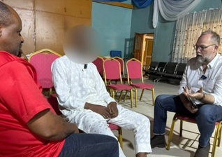 Os homens são discipulados e integrados a igrejas clandestinas no país. (Foto: Reprodução/Baptist Press)