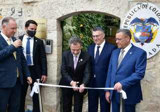 O chanceler colombiano Omar Bula corta a fita enquanto Gideon Saar observa na inauguração da embaixada da Colômbia em Jerusalém, em 14 de outubro de 2026. (Foto: Rafi Ben Hakoon / GPO)