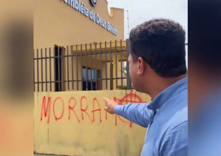 O muro da Igreja Assembleia de Deus Belém foi pichado com mensagens de ódio. (Foto: Reprodução/Instagram/jornaloargumentooficial).