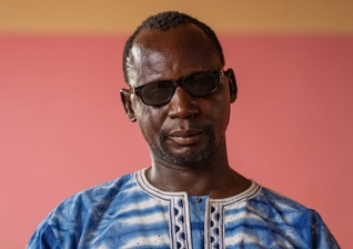 Adama ficou cego devido a um problema degenerativo. (Foto: Reprodução/Global Christian Relief)