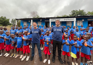 Pastores Marcos Corrêa e Elias Caetano com crianças atendidas pela Escola Umodzi, na África. (Foto: Arquivo pessoal)