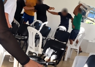 Momento em que um dos invasores levanta uma cadeira durante tumulto em igreja de Itu (SP). (Captura de tela/Voz Itu)