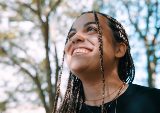 Caitlin recebeu a paz de Jesus. (Foto: Reprodução/YouTube/De Wegwijzer Almere).