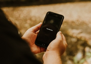Igrejas poderão criar aplicativos com tecnologia da YouVersion. (Foto: Reprodução/Unsplash/Priscilla Du Preez)