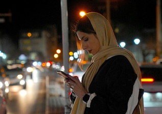 Cristãos iranianos encontram nos cultos online uma forma de fortalecer a fé em meio à perseguição. (Foto representativa: Rafiee Artist/Unsplash)