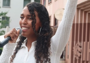 Hoje, Lisa serve como evangelista. (Foto: Revive).